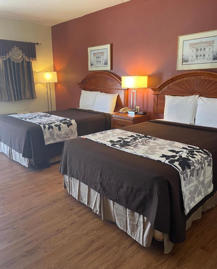 Relax Inn Dilley Bagian luar foto